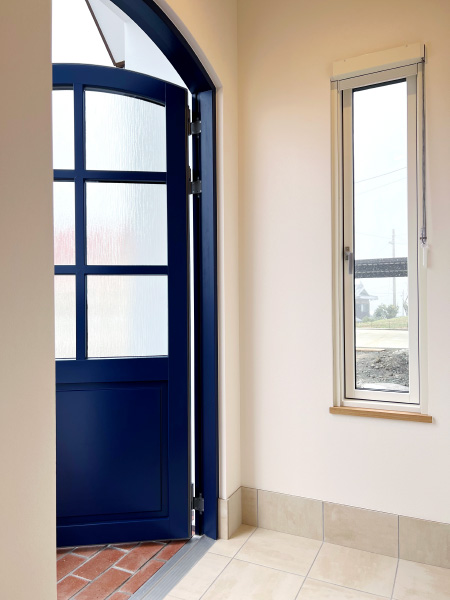 個性的なカラーとアーチがキュートなデンマーク製玄関ドア…
