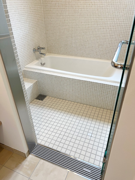 床暖房のお陰で冬場もカラッと衛生的な快適バスルーム…